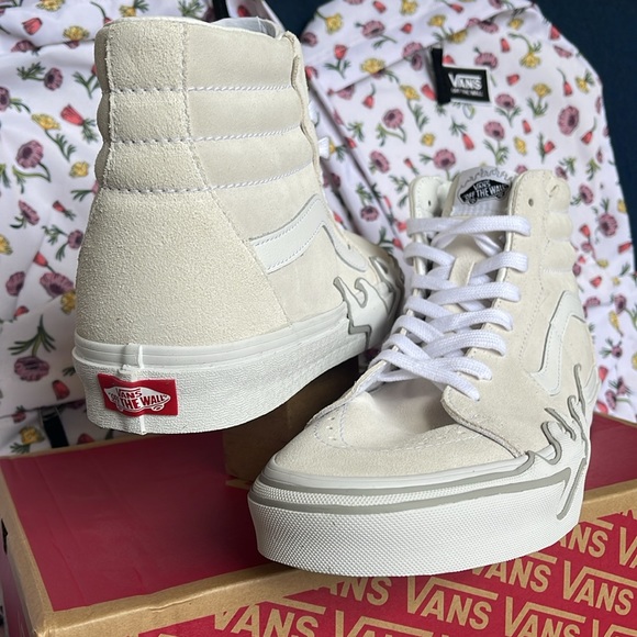 Vans Men’s Sk8-Hi Flame
Suede White/White
VN0005UJWWW
Sneakers - Picture 10 of 16